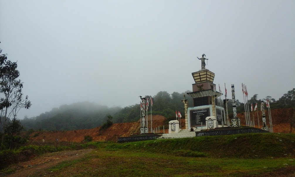 Tugu Perjuangan Kemerdekaan RI di Desa Long Nawang. Di belakang tugu ini dahulunya merupakan tempat pemakaman bangsa Eropa yang mendiami Long Nawang. (Foto: Yudha PS)