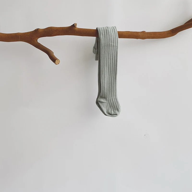 Baby panty met verzonken streep, wit, ideaal als onderkleding. Biedt comfort en een elegante look voor de kleine.