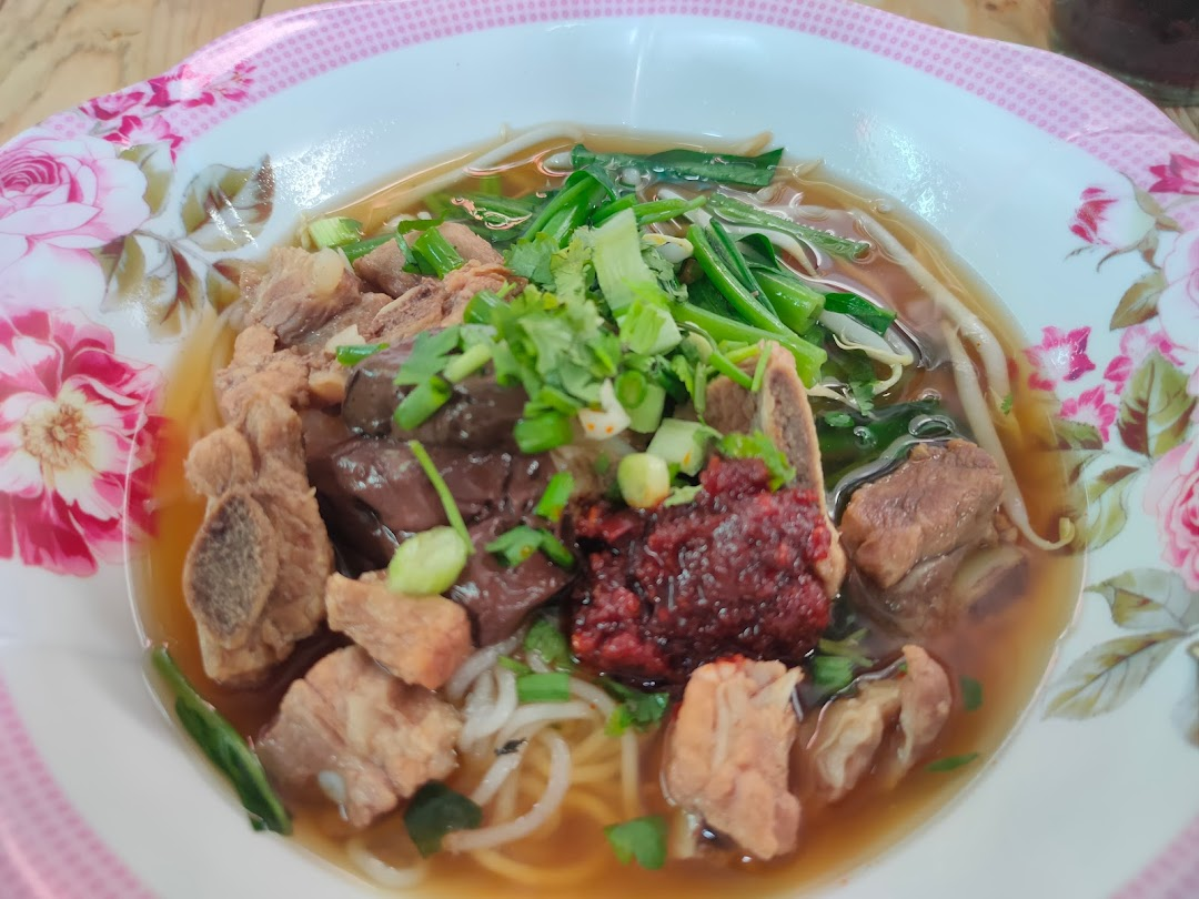 2. คุณอุ๋ม ก๋วยเตี๋ยวไก่ตุ๋น (เจ้าแรกในวังหลัง) 2