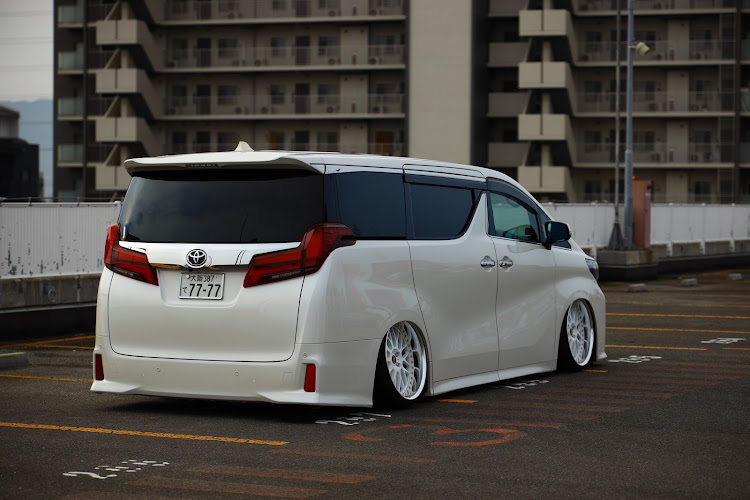 アルファードの洗車・屋上駐車場に関するカスタム事例の投稿画像3枚目