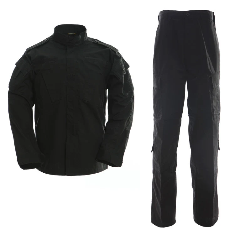 Traje de Combate Americano Protección y movilidad para operaciones tácticas. Diseño robusto, materiales duraderos, ajuste perfecto, ideal para combate y entrenamiento.