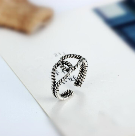 Anillo de línea trenzada mixta Eleva tu estilo con este anillo de diseño único. Un accesorio versátil para un look elegante y moderno, perfecto para cualquier ocasión.