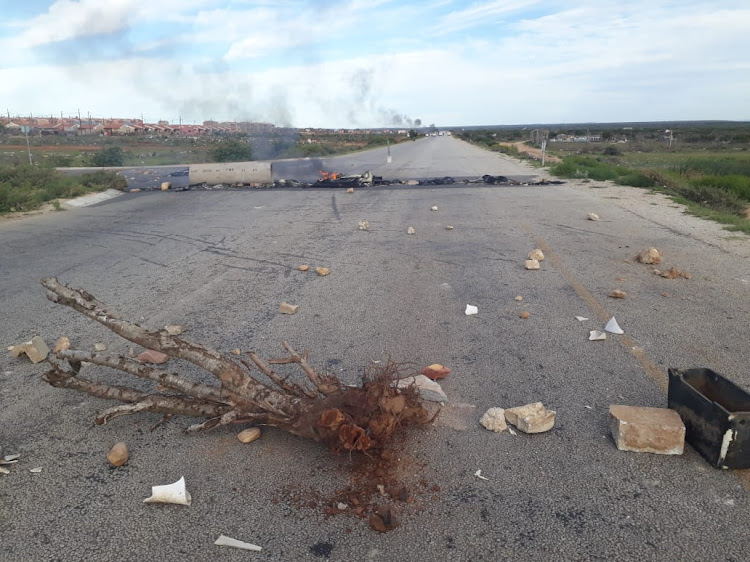 The road from the R335 and R334 intersection has been blocked by rocks and burning tyres