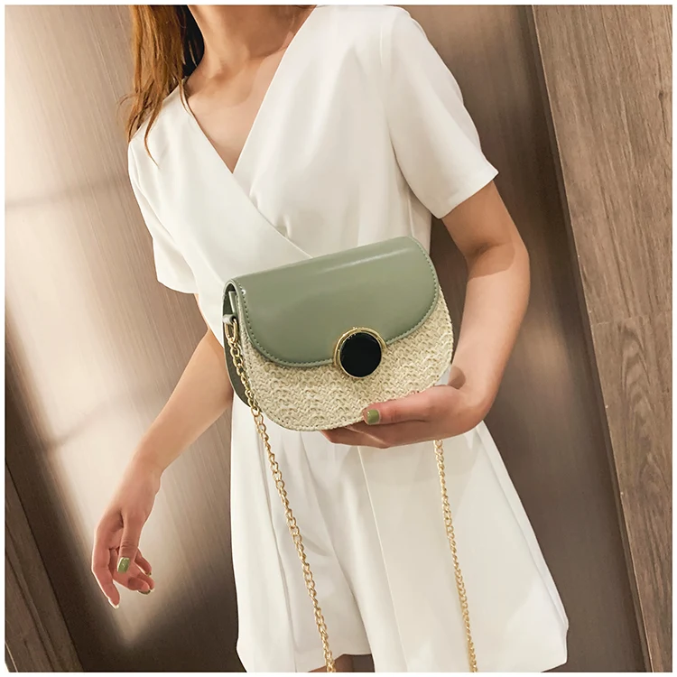 Borsa a catena piccola da donna per uscite eleganti. Porta con te l'essenziale con stile e raffinatezza. Un accessorio perfetto per ogni occasione.