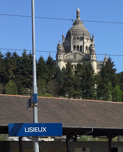 Basilique ST Thérèse de Lisieux depuis la Gare SNCF
