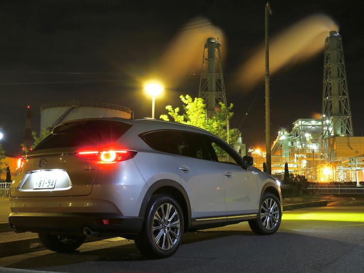 CX-8のcx-8・エクスクルーシブモード・美しく走る。・Be a driver.・工場夜景に関するカスタム事例の投稿画像1枚目