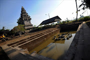 This general view shows the reconstructed Wasan temple (L) in the village of Sukawati in Bali on October 25, 2012, which is currently the biggest ancient Hindu temple ever unearthed on Bali, reconstructed after its discovery in 1986. Construction workers in Bali have discovered what is thought to be a bigger ancient Hindu temple, the biggest ever found on the Indonesian island in Denpasar, archaeologists said on October 25.