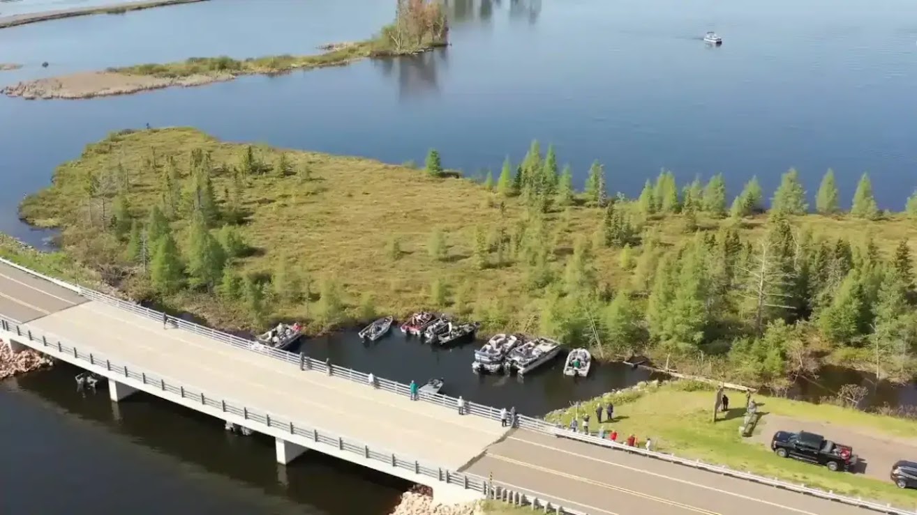 A ilha flutuante do lago Chippewa que precisa ser empurrada todo ano