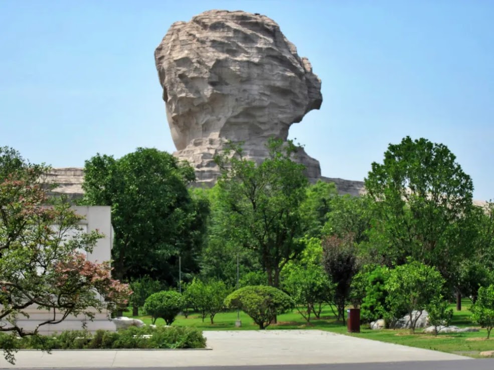 A estátua do jovem Mao-Tsé-Tung