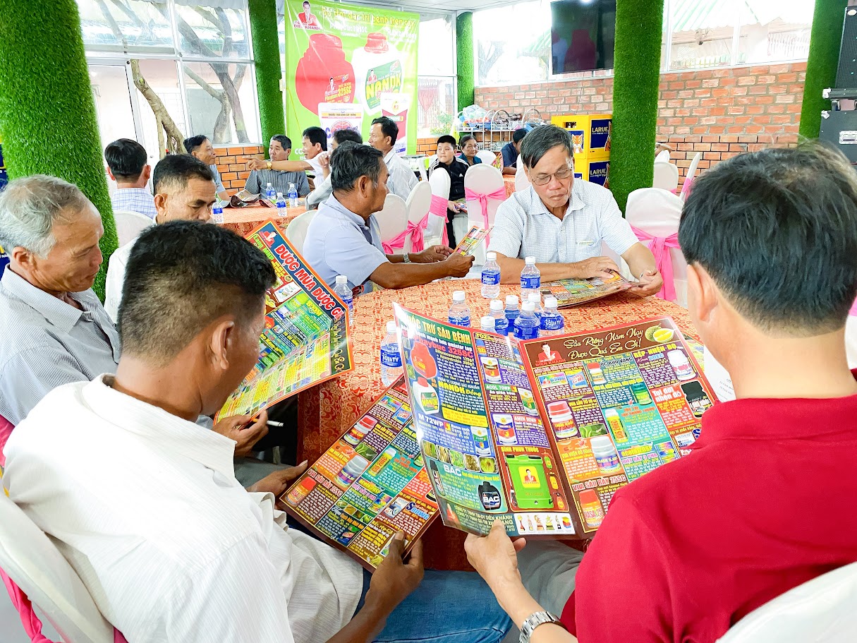 TƯNG BỪNG CƠN MƯA QUÀ TẶNG TẠI HỘI THẢO ĐẠI LÝ PHÚ LOAN TRÀ VINH
