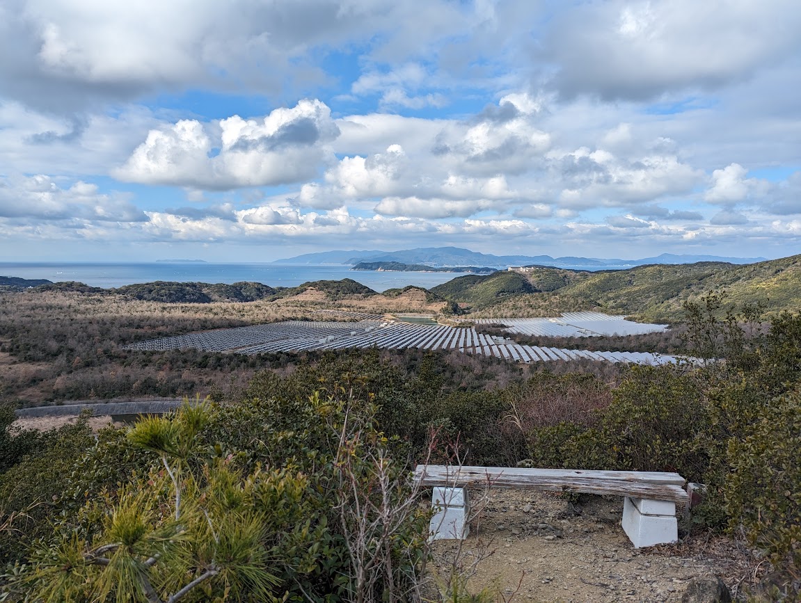 秋の丘到着です。瀬戸内海、友ヶ島、淡路島、四国が見えます。
秋に来たら更にきれいなのでしょうか？