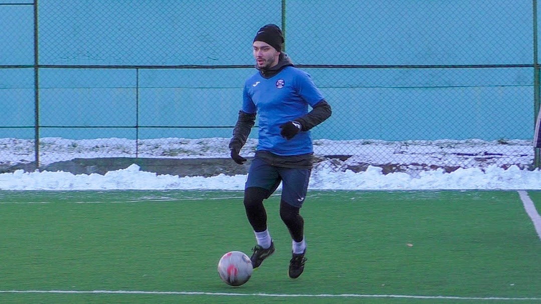 Group of people playing mini football Группа людей играющих в мини-футбол