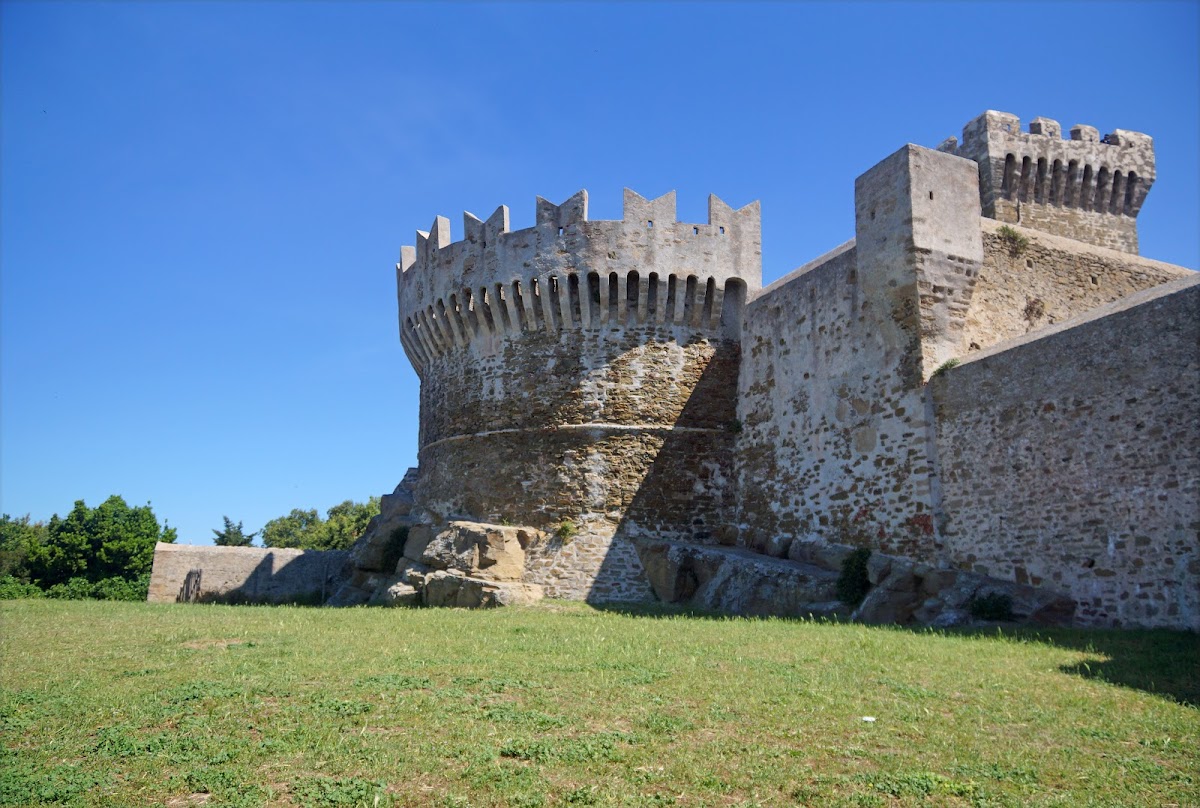 Costa degli Etruscchi, Torre e mura di difesa medievali di Populonia