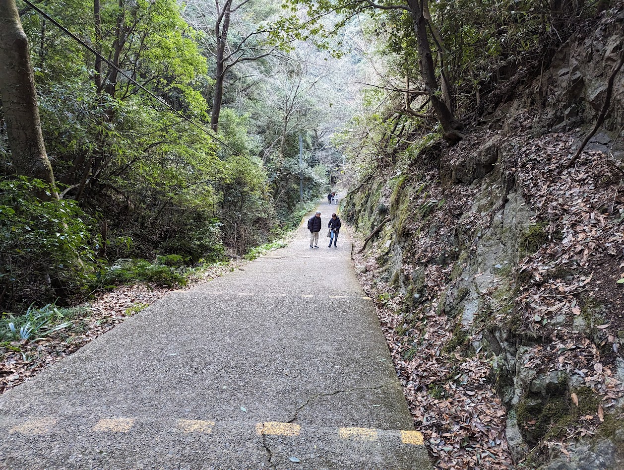 寺への山道ですがなかなかキツイ