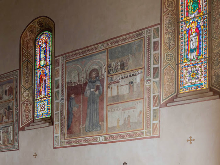 Chiesa di Sant'Agostino, grande riquadro sulla parete sinistra, che mostra al centro la figura di un Santo agostiniano e alcune scene della sua vita (Montalcino)