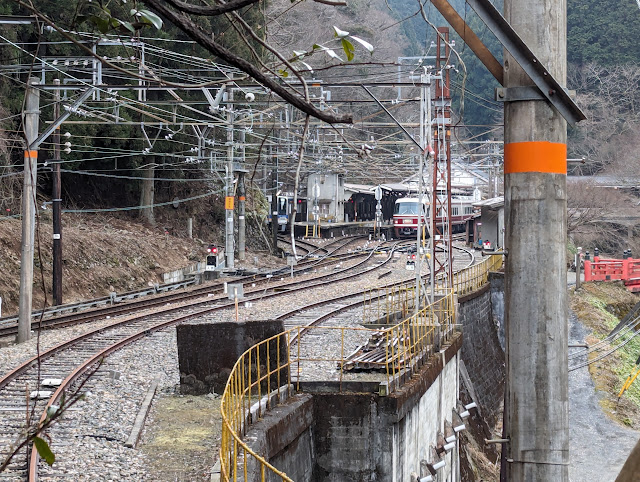 急階段から、極楽橋駅が見えます。とても嬉しい。