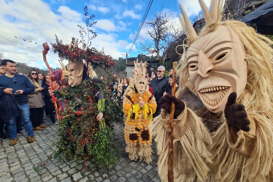 Novos diabos e senhorinhas deram vida ao tradicional Entrudo de Lazarim