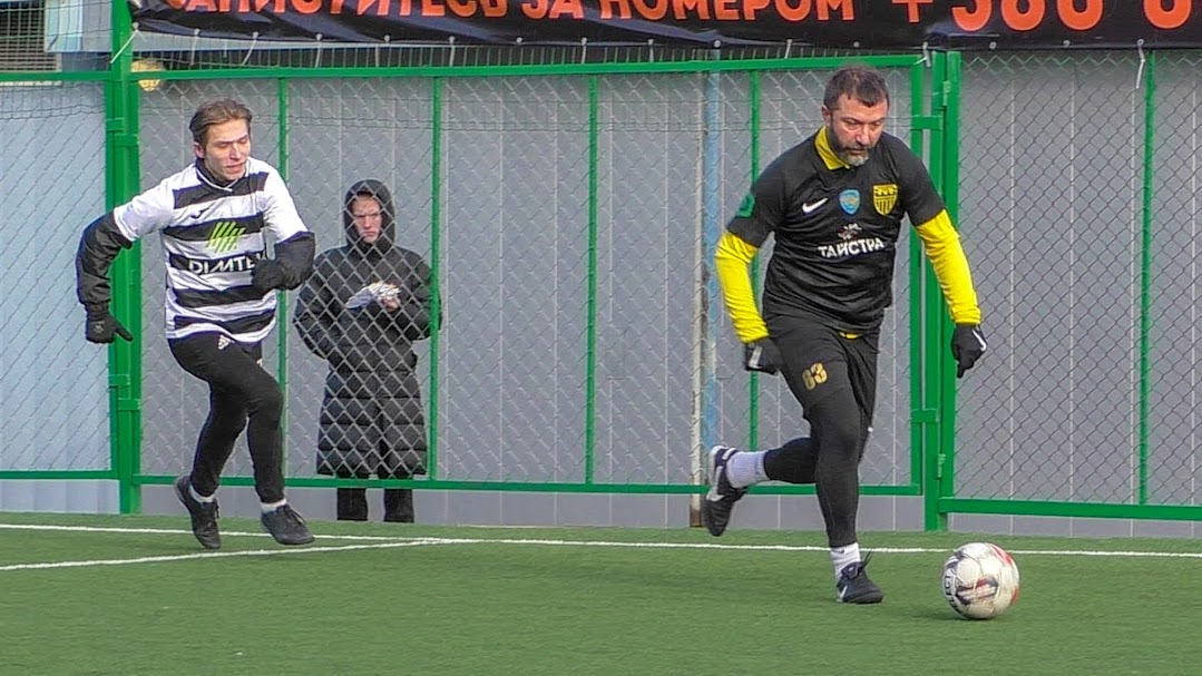 Group of people playing mini football Группа людей играющих в мини-футбол