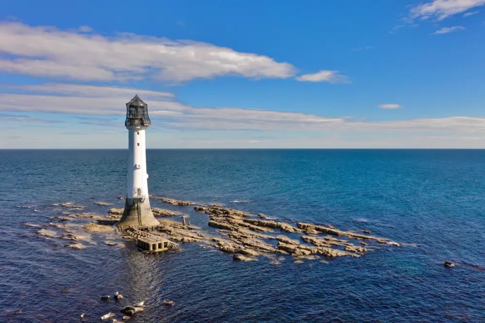 Farol Bell Rock: Uma majestosa sentinela no coração do mar