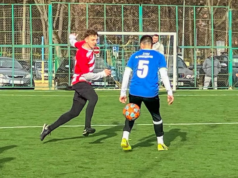 Group of people playing mini football Группа людей играющих в мини-футбол