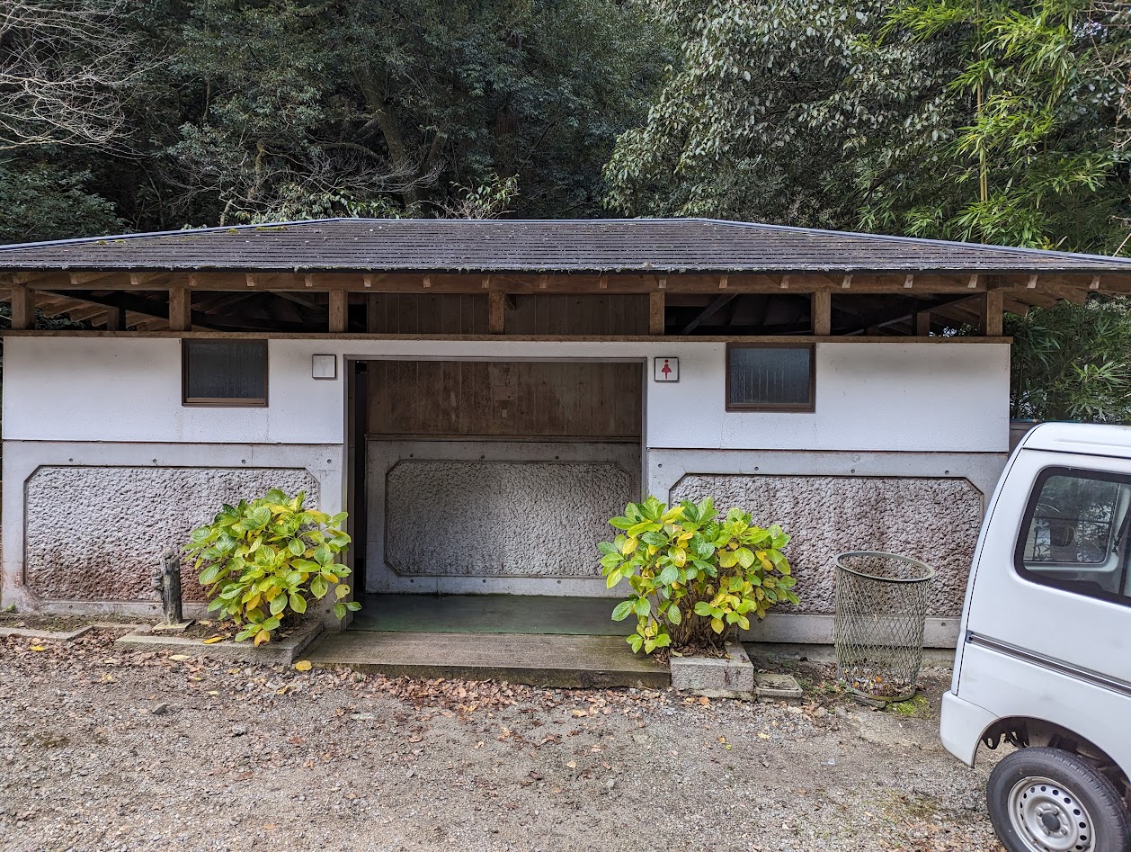 槇尾山観光センター手前のトイレです。