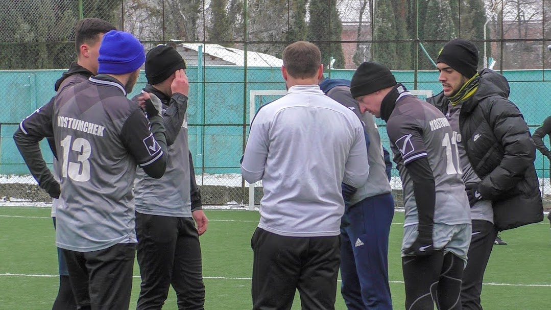 Group of people playing mini football Группа людей играющих в мини-футбол