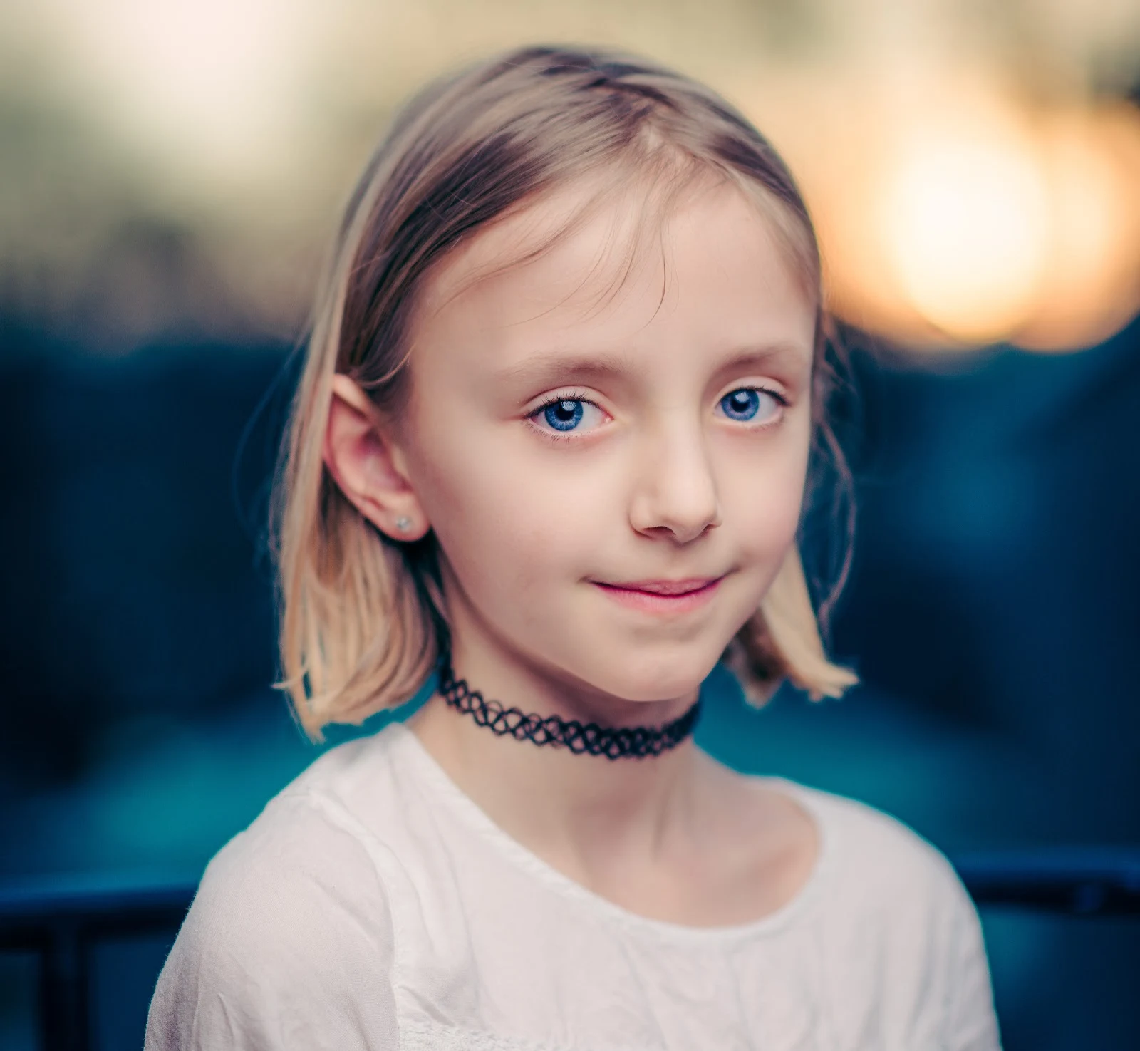 圖片來源：https://www.pexels.com/photo/girl-wearing-black-choker-necklace-590488/