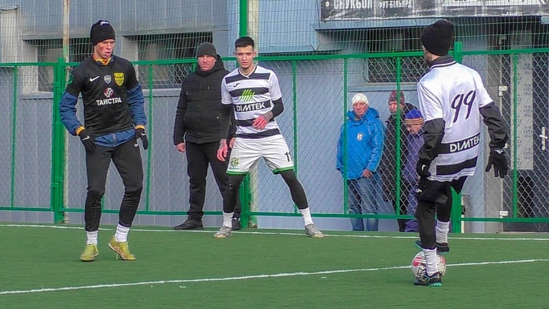 Group of people playing mini football Группа людей играющих в мини-футбол