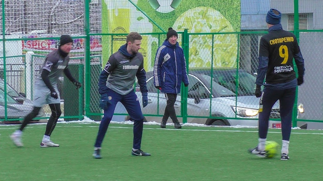 Group of people playing mini football Группа людей играющих в мини-футбол