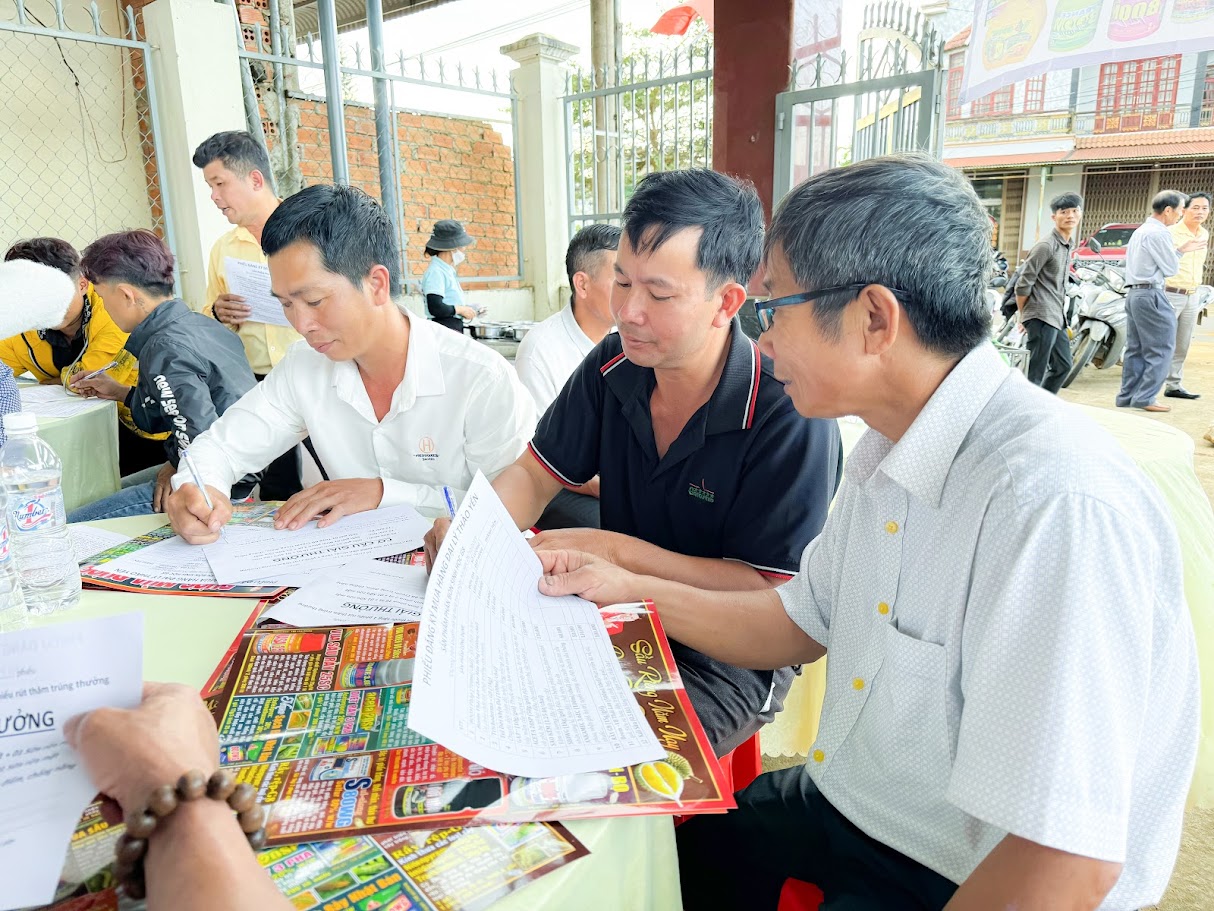 BÀ CON HUYỆN DI LINH TRÚNG LỚN SẦU RIÊNG