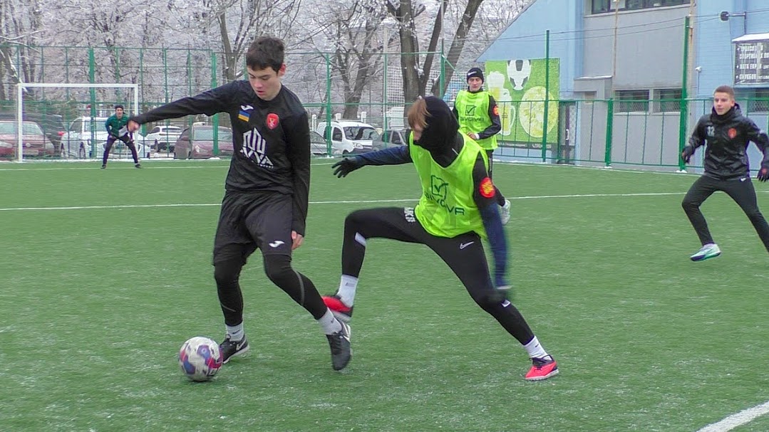 Group of people playing mini football Группа людей играющих в мини-футбол