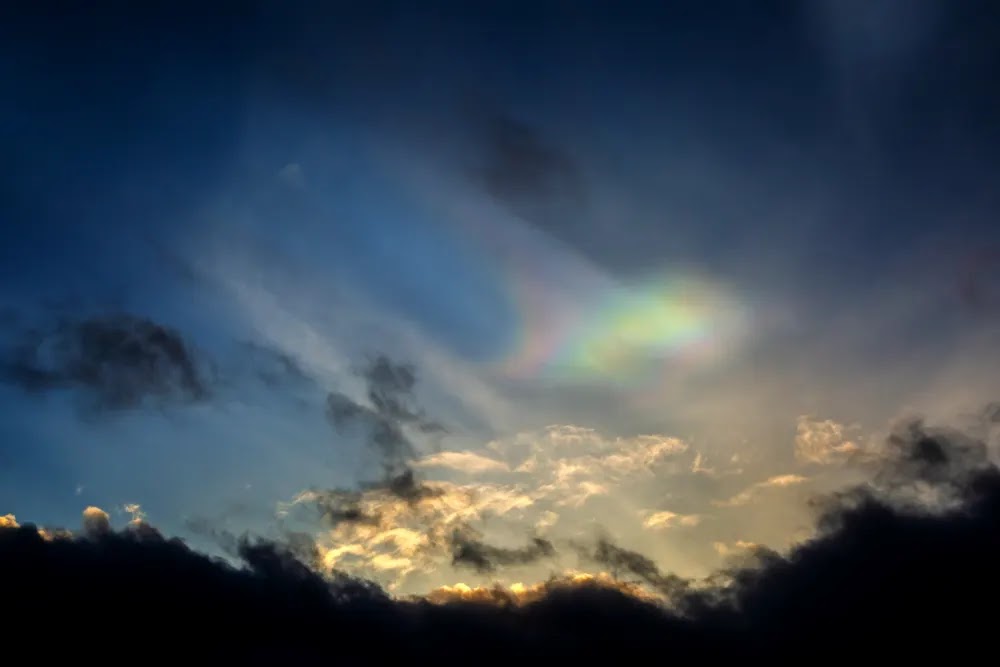 Raras nuvens arco-íris iluminam os céus do Ártico e Europa