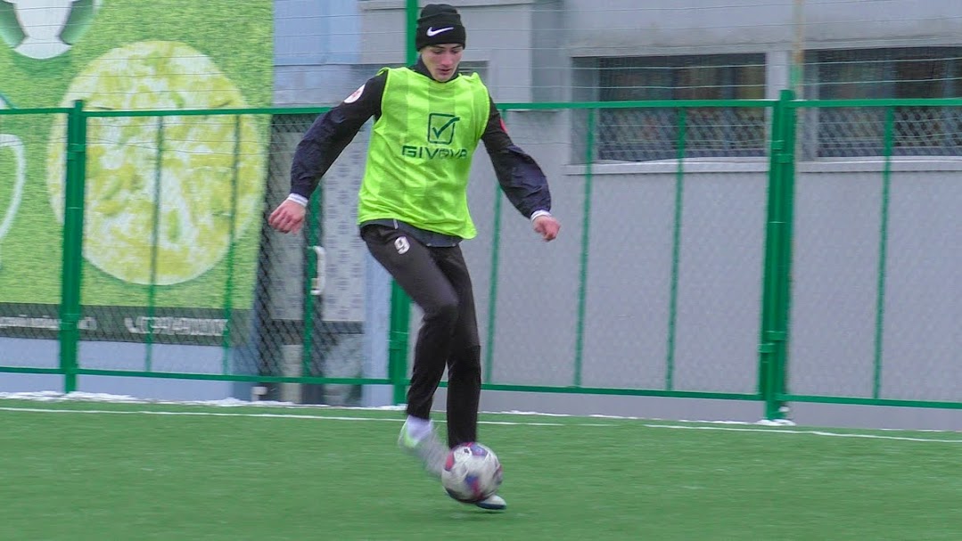 Group of people playing mini football Группа людей играющих в мини-футбол