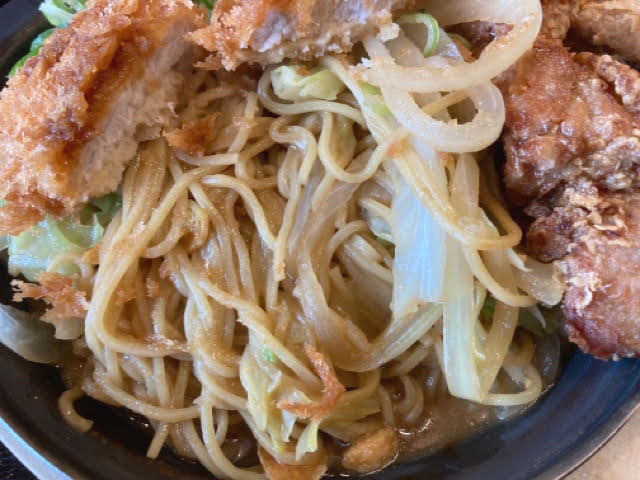 かつ丼のかつさと鉄板 醤油とんこつ焼きラーメン