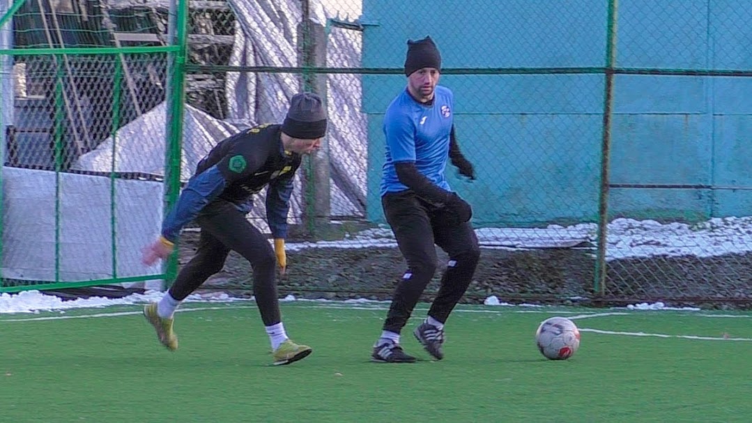 Group of people playing mini football Группа людей играющих в мини-футбол