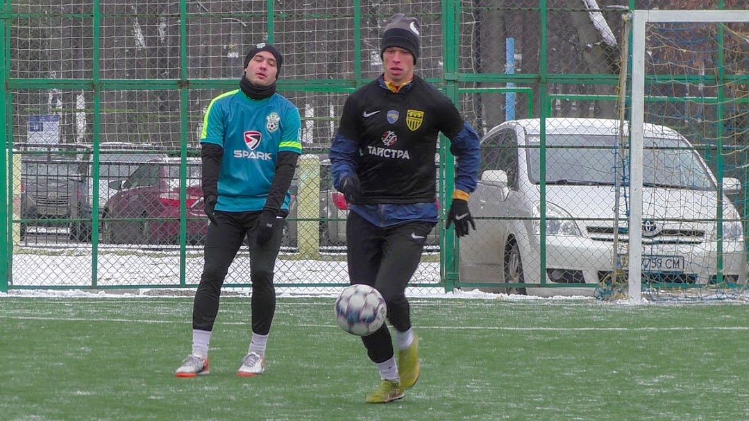 Group of people playing mini football Группа людей играющих в мини-футбол