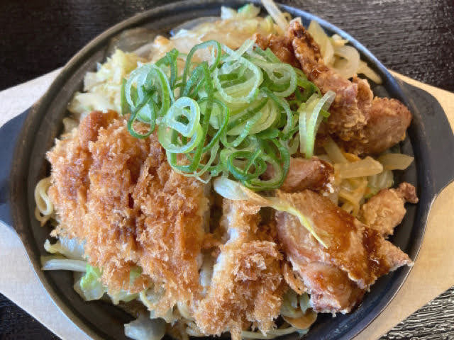 かつ丼のかつさと鉄板 醤油とんこつ焼きラーメン