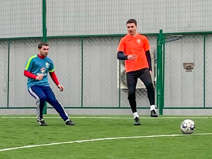 Group of people playing mini football Группа людей играющих в мини-футбол