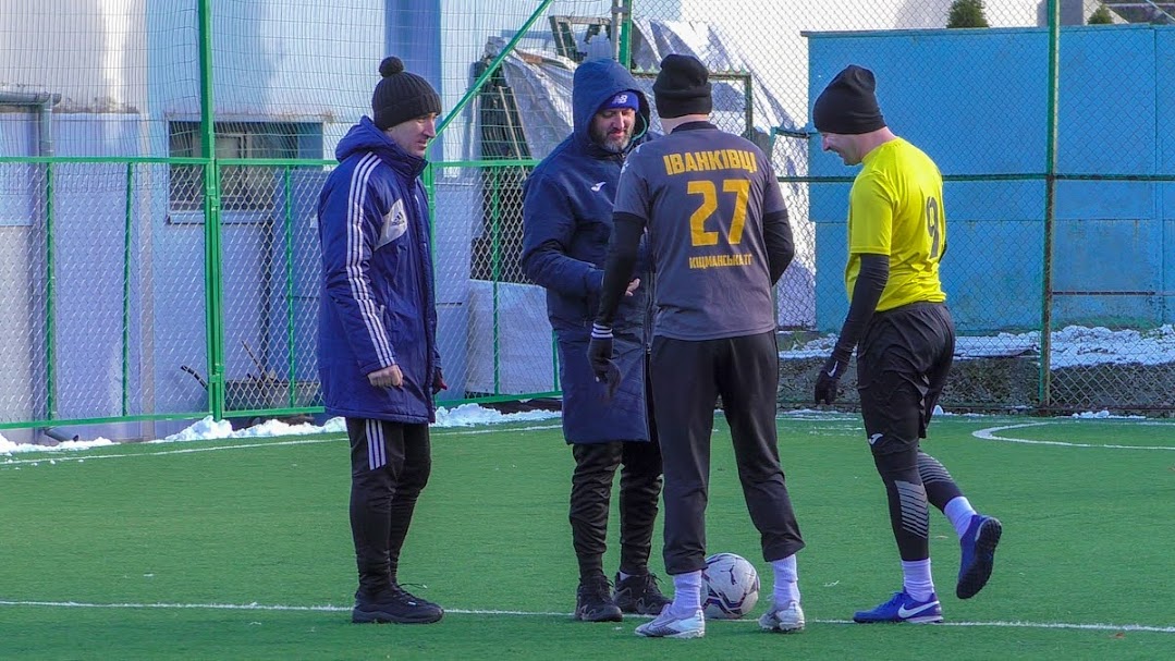 Group of people playing mini football Группа людей играющих в мини-футбол