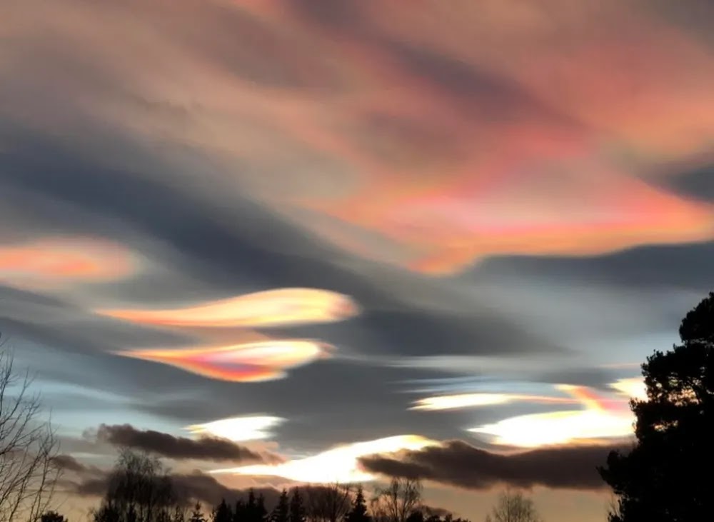 Raras nuvens arco-íris iluminam os céus do Ártico e Europa