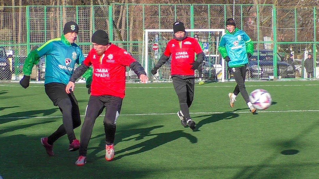 Group of people playing mini football Группа людей играющих в мини-футбол