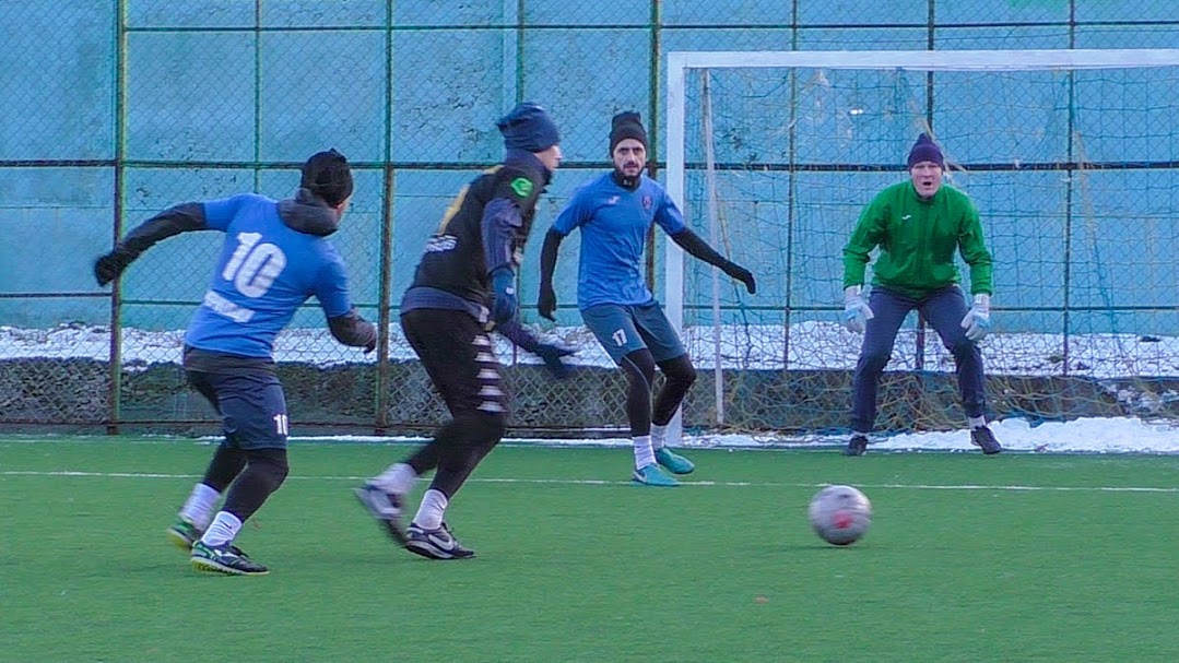 Group of people playing mini football Группа людей играющих в мини-футбол