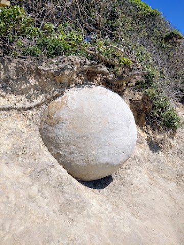 Moeraki Boulders Beach