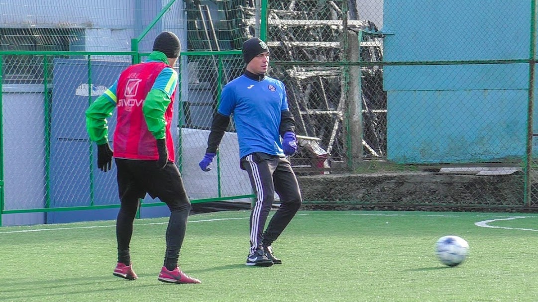 Group of people playing mini football Группа людей играющих в мини-футбол