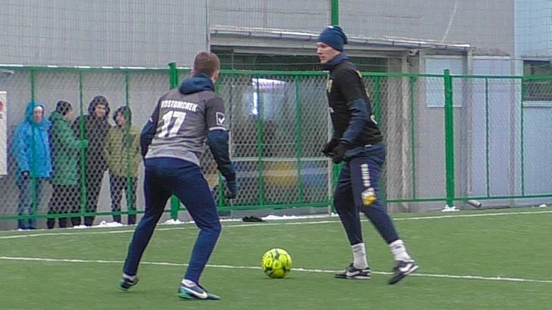 Group of people playing mini football Группа людей играющих в мини-футбол