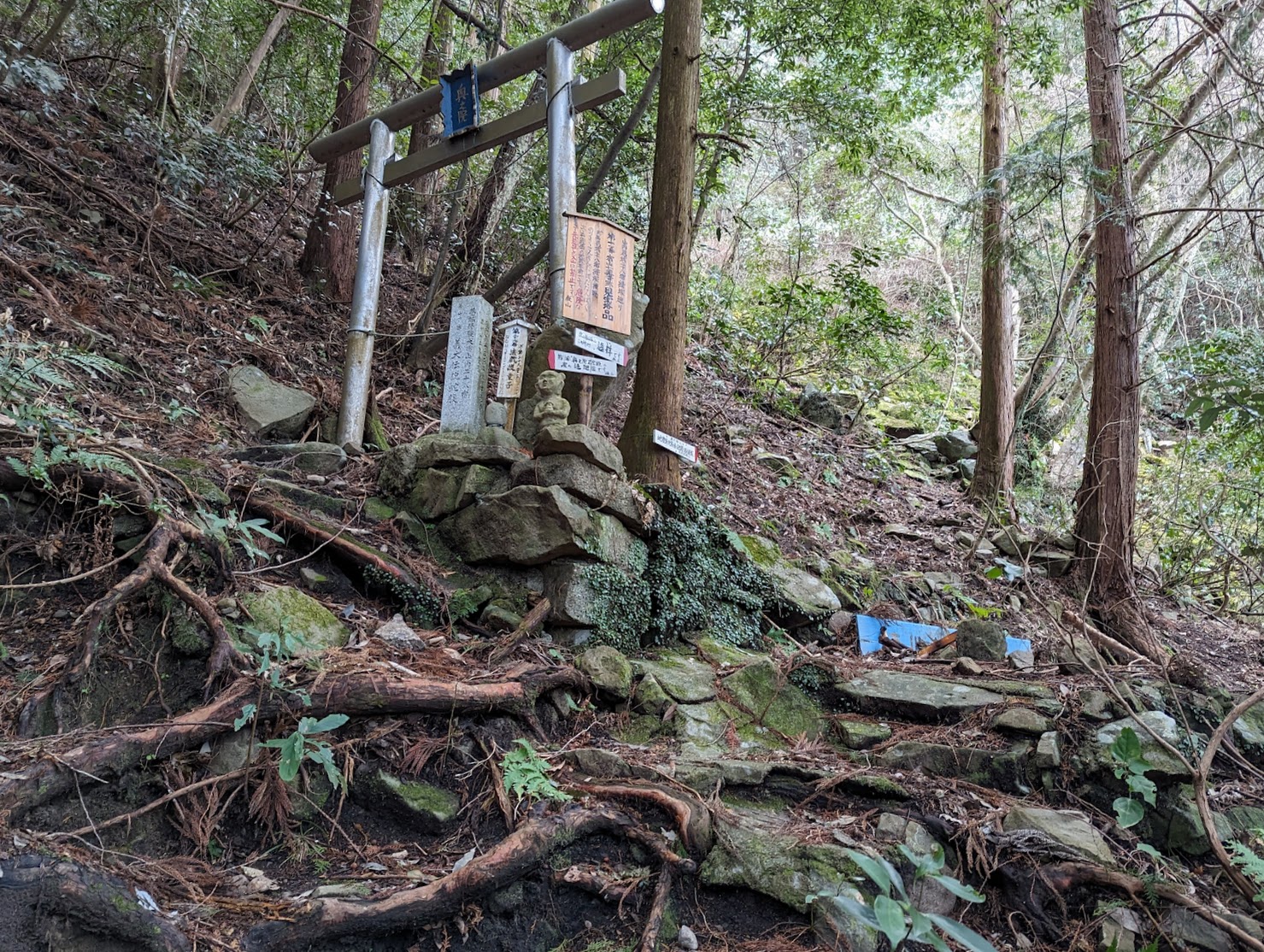 直登途中に、奥の院までの鳥居がありますが、修験者専用だと思われますので、そっちへは進むことが出来ませんと言うか、見えている限り崖です・・・