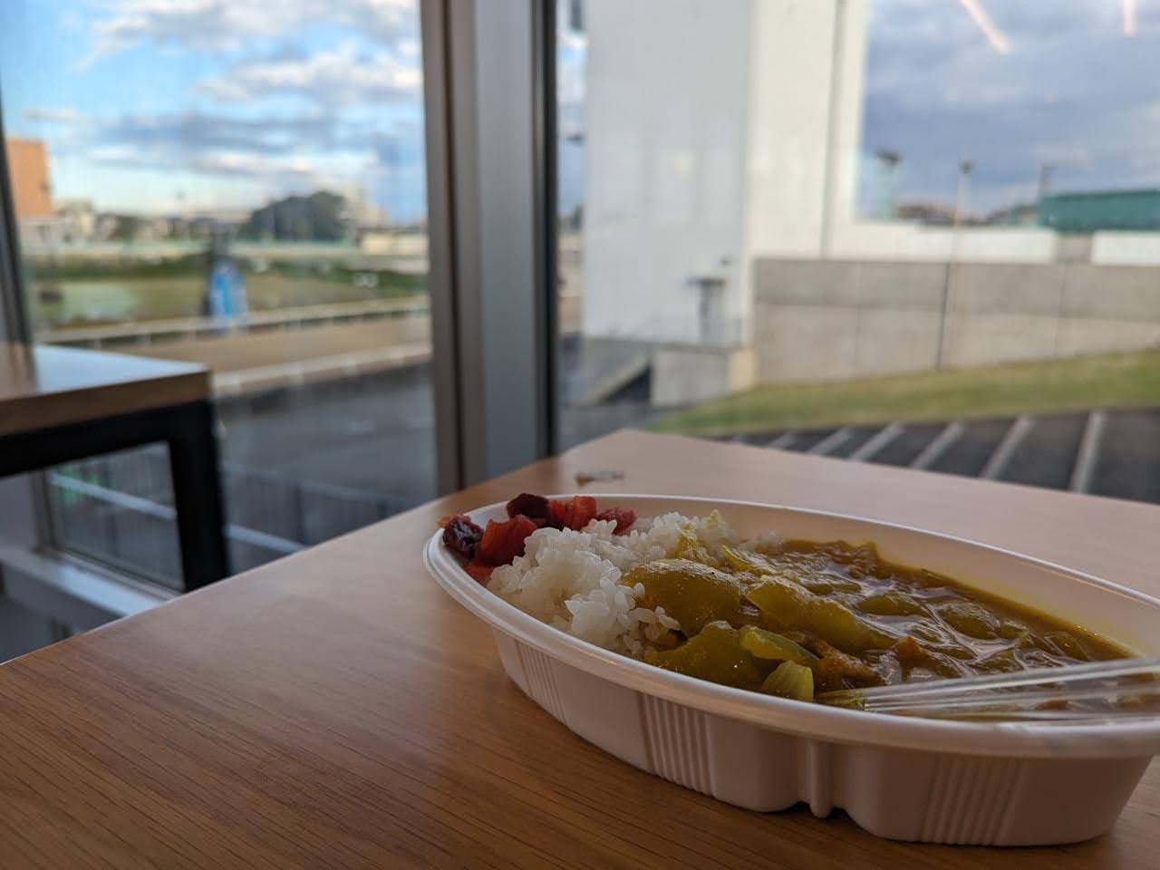 浦和競馬場で噂の黄色いカレーを食べてきました！