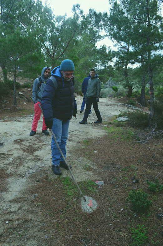 Τα πορτοκαλί χρωματιστά 'γυμνοποδαράκια' ήταν η πρώτη σηματοδότηση της διαδρομής 'Γύρος των Ραχών με τα Πόδια' το 1998.