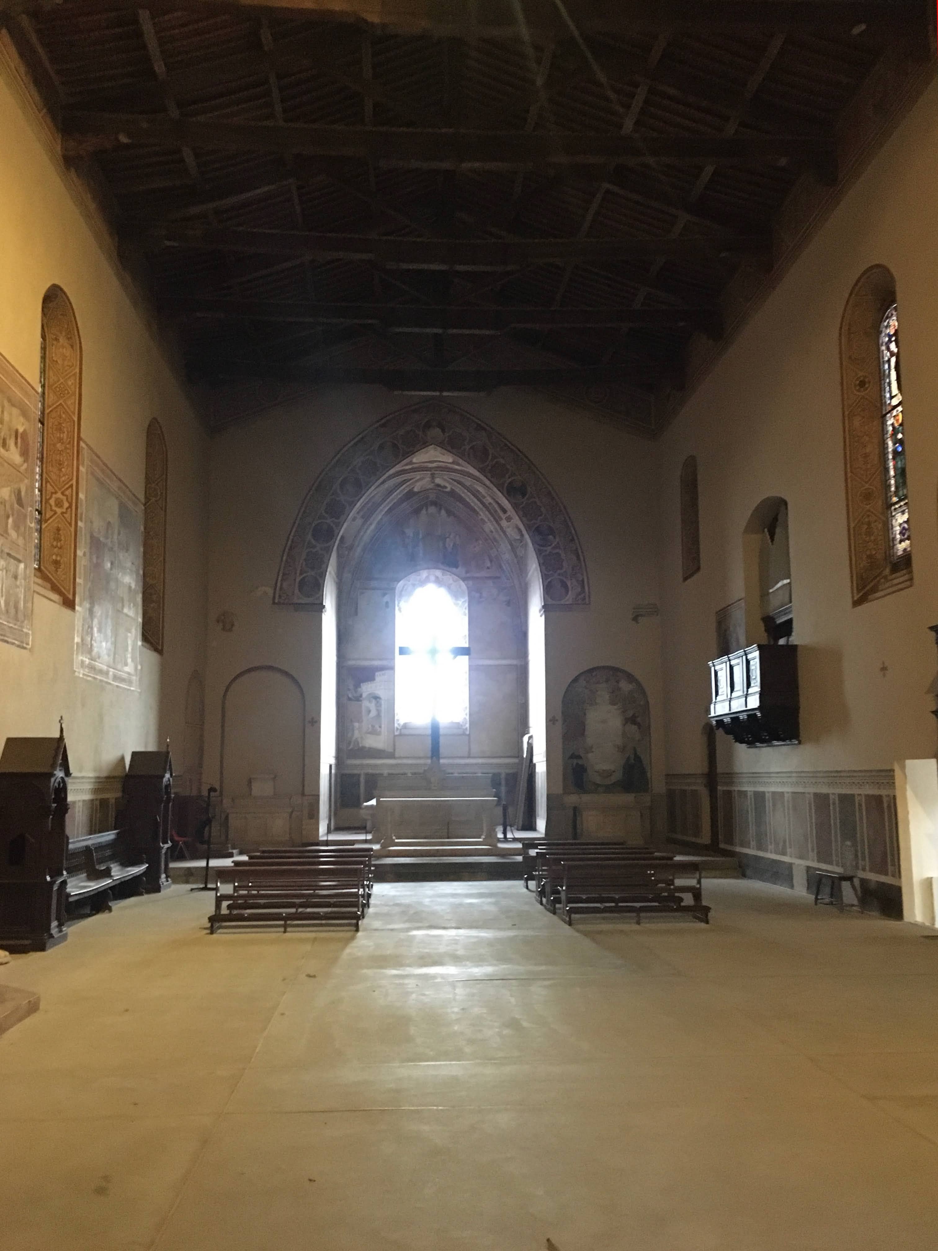 Chiesa di Sant'Agostino, Montalcino, l'interno si apre un’unica ampia navata con una cappella quadrangolare, con volta a crociera nel fondo