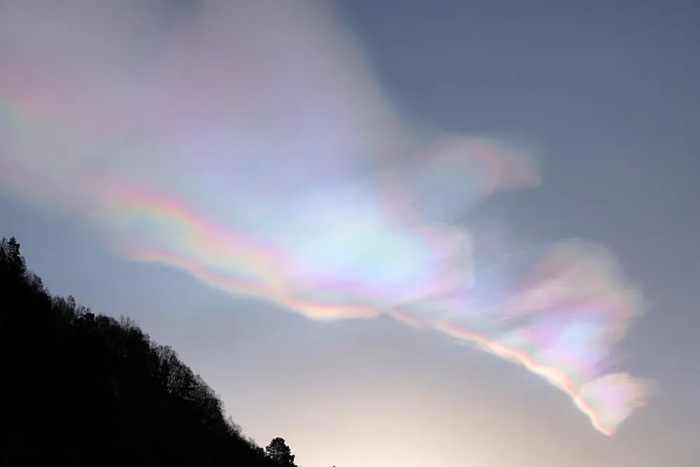 Raras nuvens arco-íris iluminam os céus do Ártico e Europa